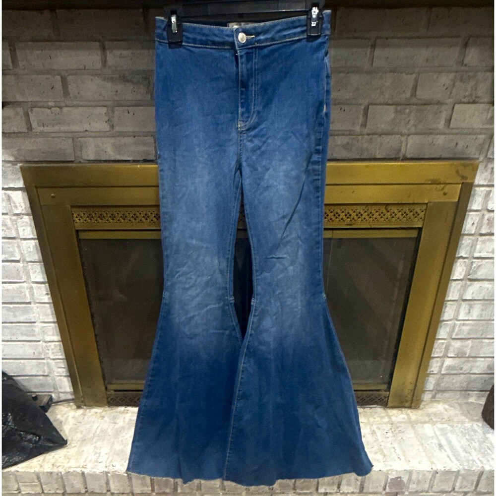 Women’s We The Free Free People bell bottom Size 28 Blue Medium Wash Stretch